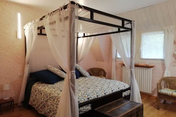 Les bois de Saint-Auvent, chambre les oiseaux, grand lit