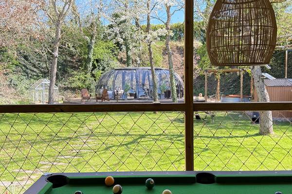 Billard accessible sur place pour un séjour ludique et relaxant en hébergement insolite.