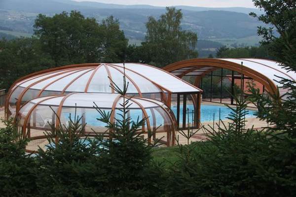 Les Chalets de la Margeride: La piscine demi découverte