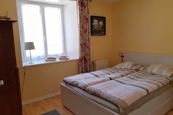 Chambre avec cabinet de toilettes