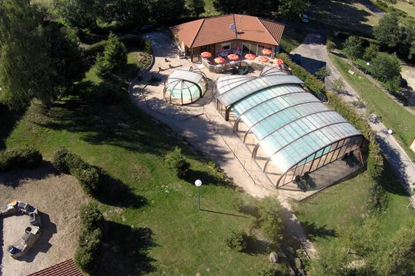 Les Chalets de la Margeride: Vue de l'Accueil, Piscines, terrasses, …et l'l'aire des barbecues