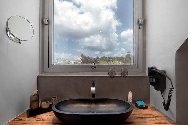<img src="chemin-de-l-image.jpg" alt="Salle de bain de la suite Grenade avec douche à l’italienne, hôtel de charme La Maison de Clémentine, Fort-de-France, Martinique" />