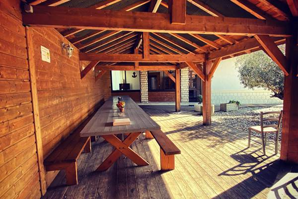 Sous la terrasse couverte, une tablée de 9 mètres de long