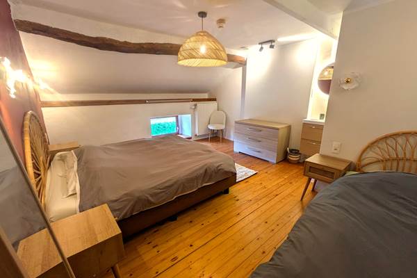 Bright spacious family bedroom with king bed and en-suite shower