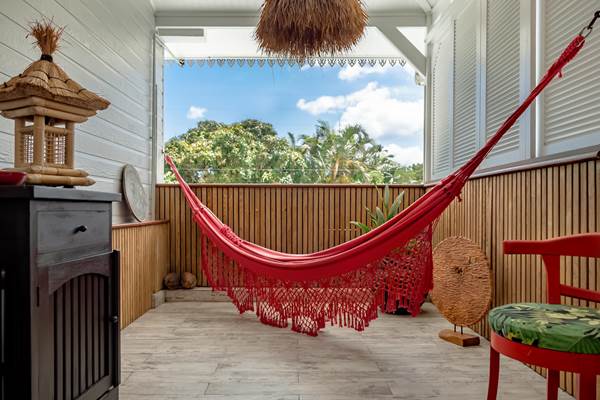 <img src="chemin-de-l-image.jpg" alt="Grande terrasse privative avec hamac dans la suite Mayero à l'hôtel de charme La Maison de Clémentine, Fort-de-France, Martinique" />