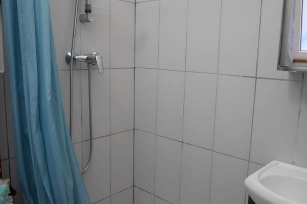 Salle d'eau avec douche