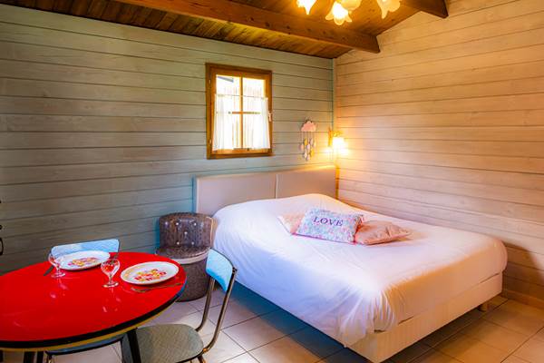 A table, Cabane rose