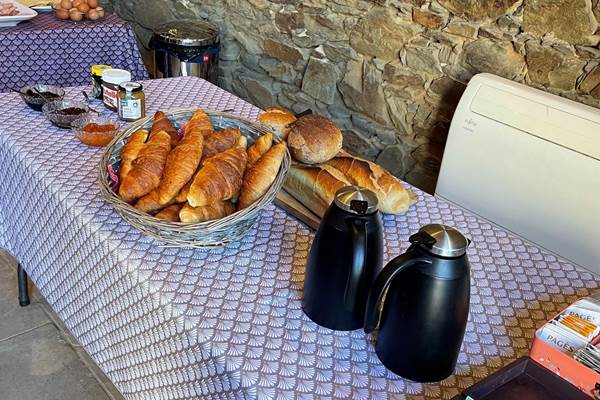 Petit déjeuner copieux : croissants et viennoiseries frais