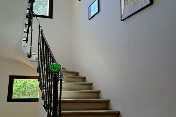 Escalier d’accès aux chambres d’hôtes des Gîtes de Monte Blanco à Montblanc près de Pézenas