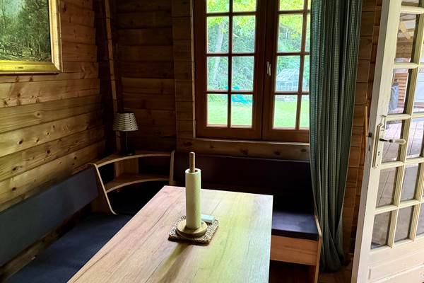 Cuisine équipée avec table intérieure pour un confort optimal.