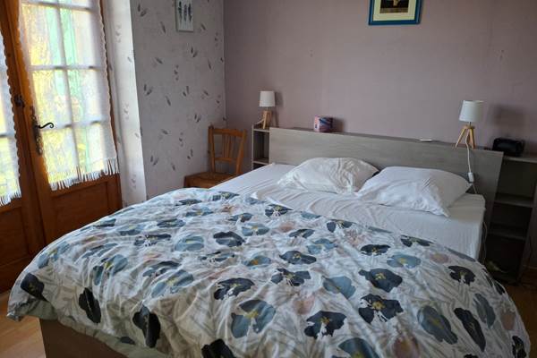 Chambre 2 rdc, lit double, confort et climatisation, rangements, accès direct jardin et vue nature depuis votre lit douillet