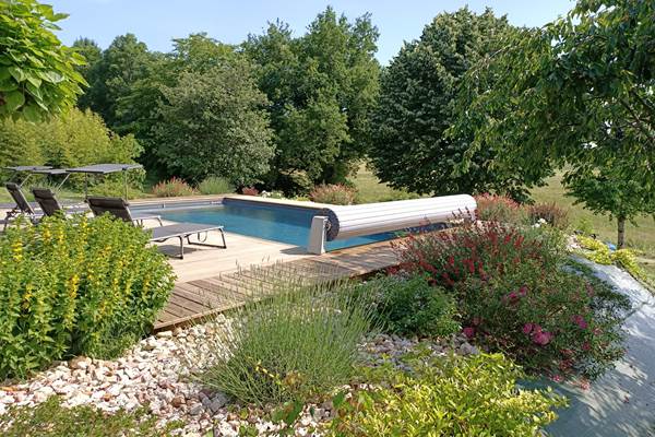Piscine et la végétation qui l'entoure