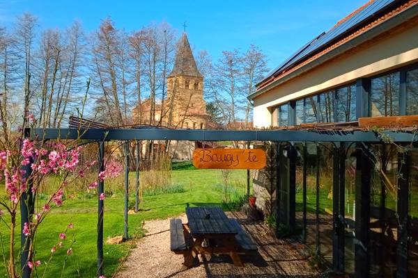 grande pergola ombragée de vignes et de clématites