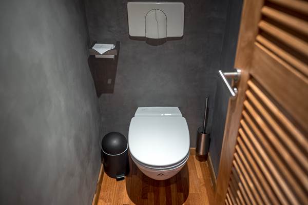 <img src="chemin-de-l-image.jpg" alt="Salle de bain de la suite Grenade avec douche à l’italienne, hôtel de charme La Maison de Clémentine, Fort-de-France, Martinique" />