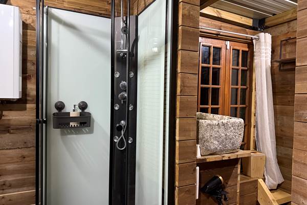 Bulle avec salle de bain privative (douche, WC, évier en pierre naturelle) pour confort et intimité.