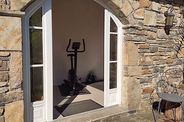 Chambres d'hôtes l'Amphitryon - Salle de fitness avec vue sur le jardin