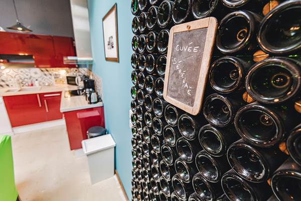 Sérénaé Val de rêve mur de bouteilles