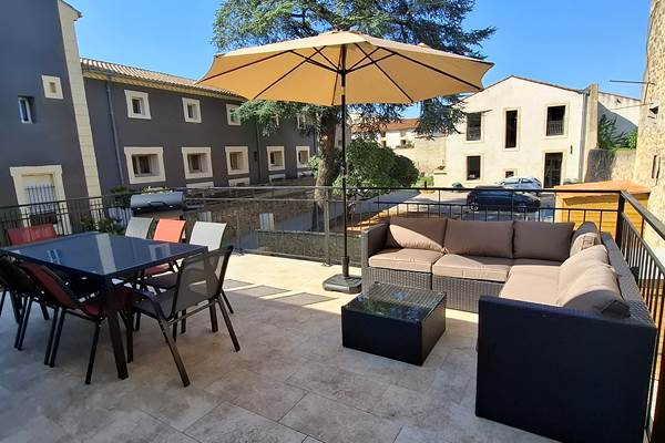 Salon de jardin sur la terrasse du gîte Le Pressoir à Montblanc, vue dégagée entre Béziers et Cap d’Agde.
