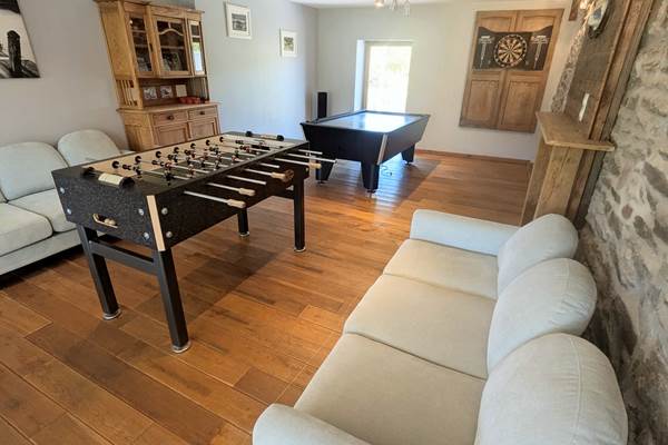 alt="Kicker dans la salle de jeux du gîte familial pour séjours en groupe et vacances en famille"