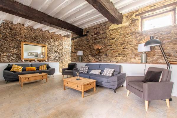 Bramley : vaste salon pierres et poutres apparentes