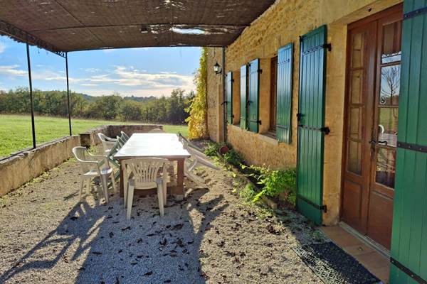 Grande terrasse ombragée, idéale pour repas partagés en famille ou entre amis