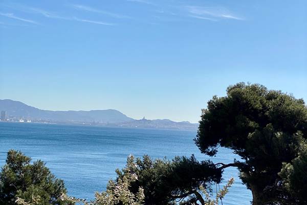 Du côté de Cassis à 45 mn ou beaucoup moins en louant un bateau devant la maison!
