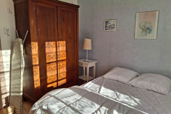 Chambre 1 rdc, lit double, confort et climatisation, rangements et vue sur la nature