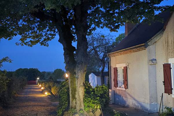 eclairage-allee-gite-berry-lumieres-exterieures-nuit