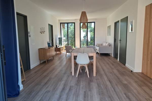 Grande pièce de vie lumineuse du gîte Le Pressoir à Montblanc, idéale pour des vacances près de Cap d’Agde.