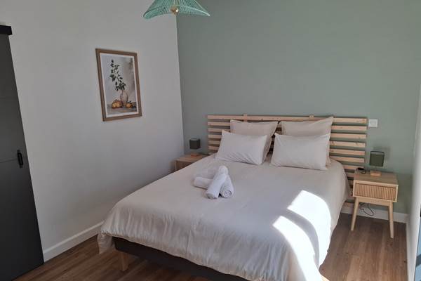 Chambre double du gîte Le Pressoir à Montblanc, décor chaleureux et apaisant.