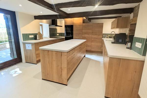 alt="Cuisine moderne et entièrement équipée du gîte familial grande capacité en Ardenne belge"