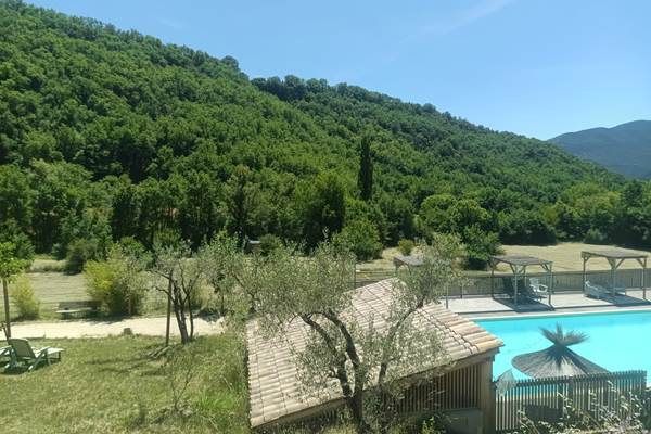 Les gîtes de Moussan - terrain de pétanque et piscine