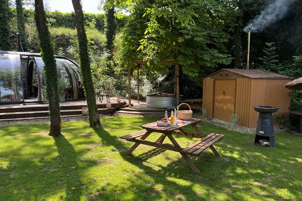 Petit déjeuner inclus, à savourer dans le jardin ou au chaud dans la bulle.