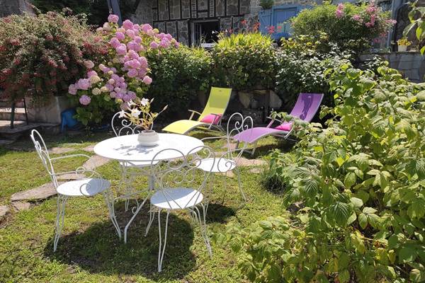 Se détendre et échanger autour d'un verre dans l'environnement verdoyant des Pyrénées Béarnaises