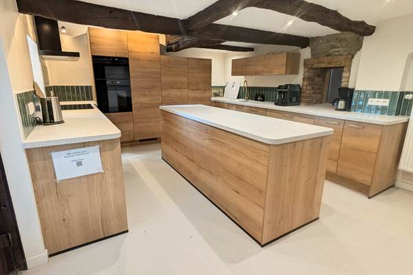 alt="Grande cuisine fonctionnelle idéale pour les séjours en famille et groupes dans le gîte en Belgique"