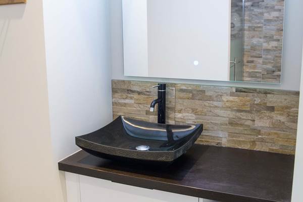 Salle d'eau avec douche à l'italienne.