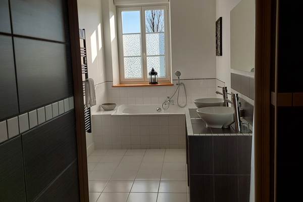 VUE DE LA DOUCHE VERS LA SALLE DE BAIN CHAMBRE D'HOTES BOURGOGNE AVALLON LA FERME DU BOIS DIEU