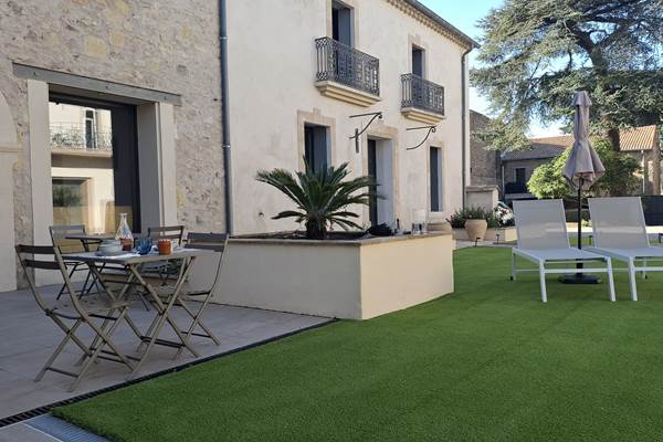 Petit-déjeuner en terrasse aux Gîtes de Monte Blanco à Montblanc, près de Béziers, dans un ancien domaine viticole rénové