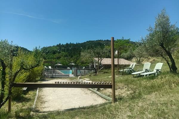 Les gîtes de Moussan - terrain de pétanque et piscine