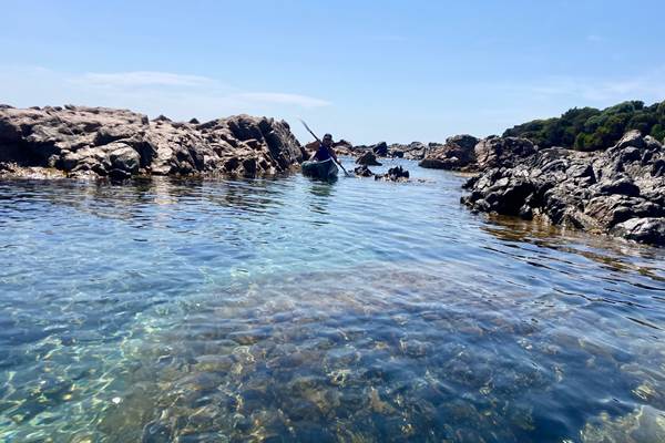 abbartello kayak Corse devant una stonda et la crique-photo-news
