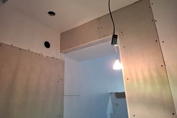 Création d’un encadrement entre la chambre Bleue et sa future salle de bain privative aux Gîtes de Monte Blanco à Montblanc près de Béziers