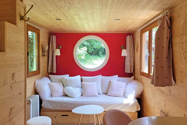 Tiny house Eglantine salon fenêtre ronde