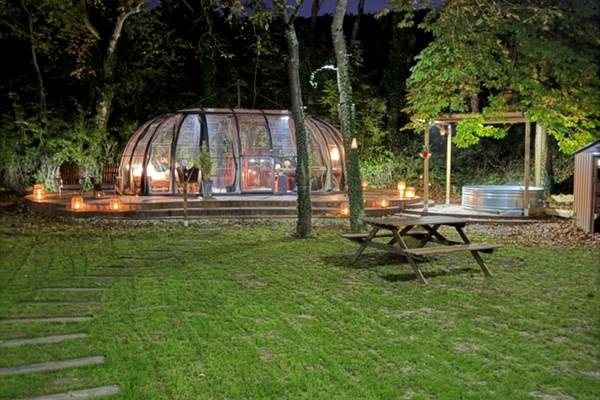 Terrain privatif sans vis-à-vis pour une intimité totale en pleine nature.