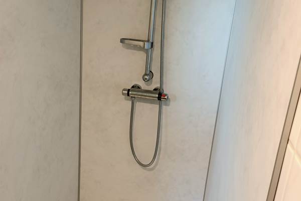 Salle d'eau n°2 et sa douche