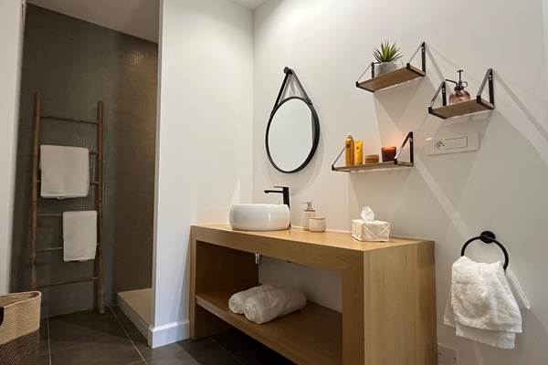 Salle de bain de la chambre Pastelle – vasque moderne et miroir rond près de Pézenas