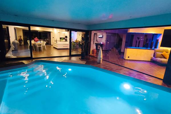 Piscine interieure chauffée ambiance nuit