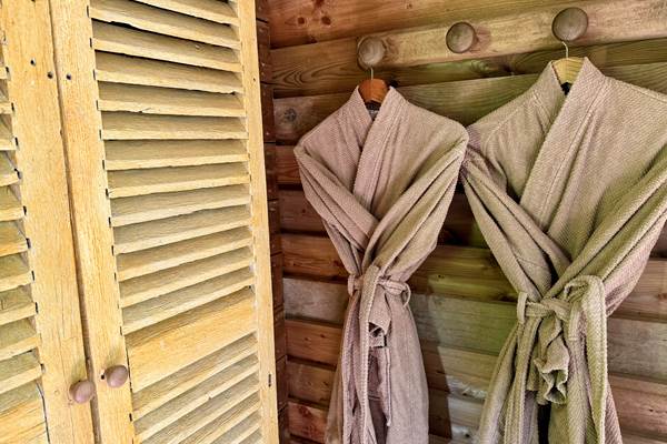 Salle de bain privative équipée et peignoirs moelleux inclus pour un confort maximal.