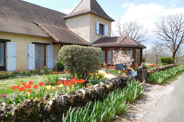 Nous serons heureux de vous recevoir dans notre maison familiale. Dans un style Quercynois, entourée de fleurs et dans un environnement très calme ; Vous passerez un séjour fort agréable