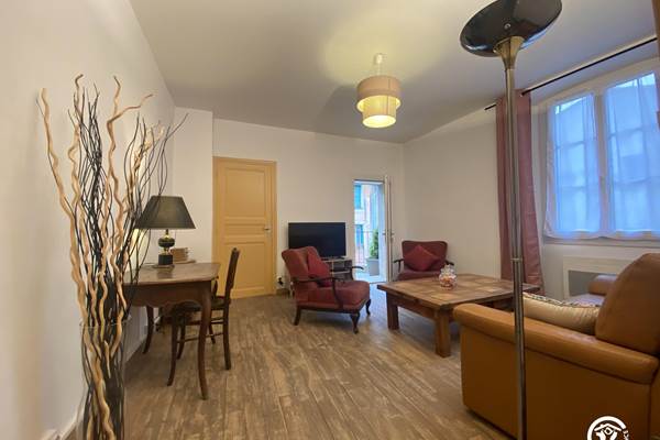 salon avec espace bureau et tv maison St Jacques