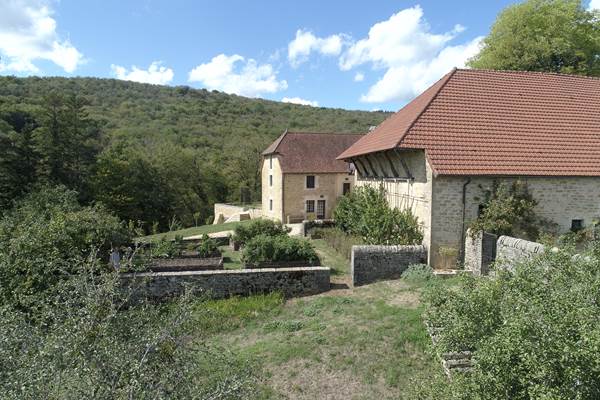 GiteChateauMedievalMarignaJuraPiscineTennisHautdeGamme-Potager